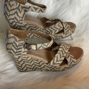 Toms Platform Wedge chevron pattern size 9